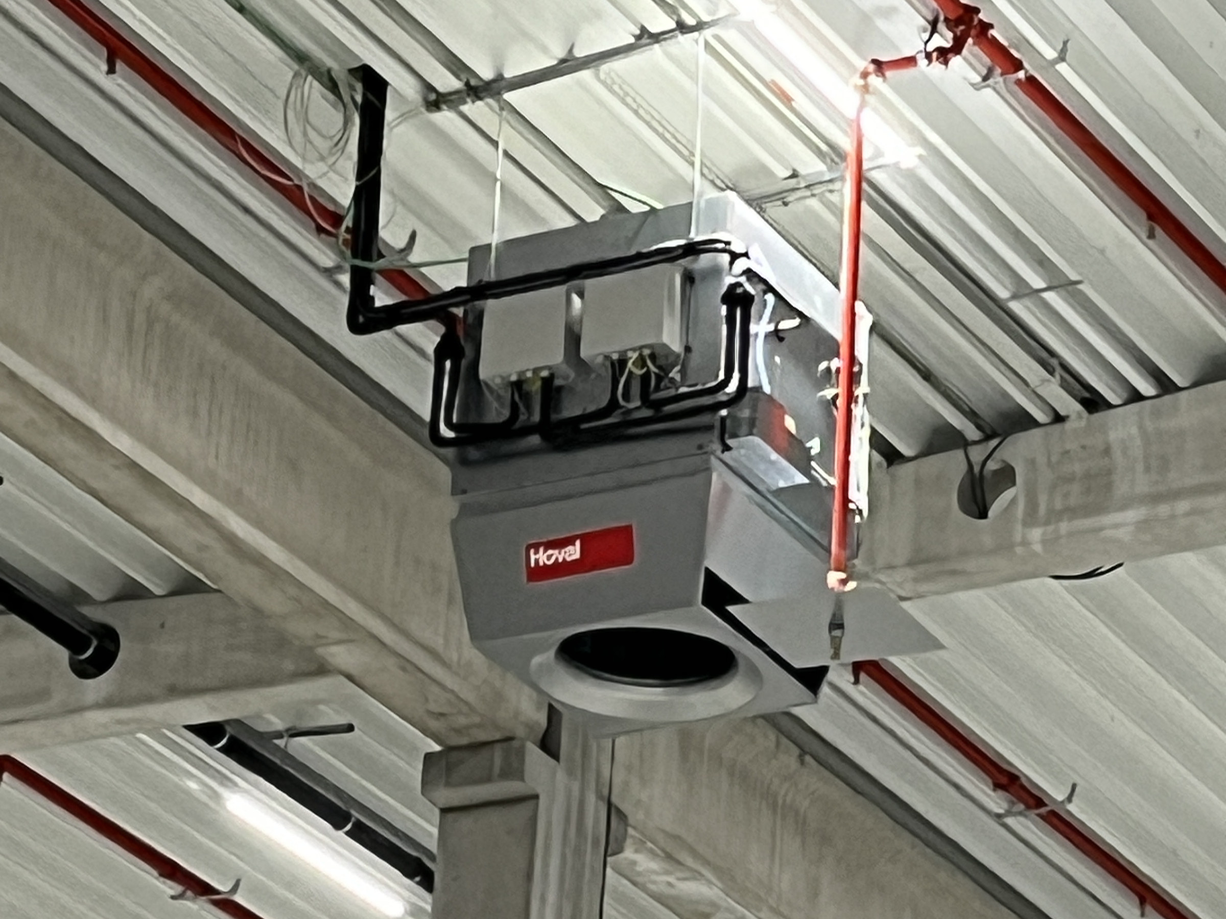 Aeroterm met hydraulische aansluiting onder een loodsdak
