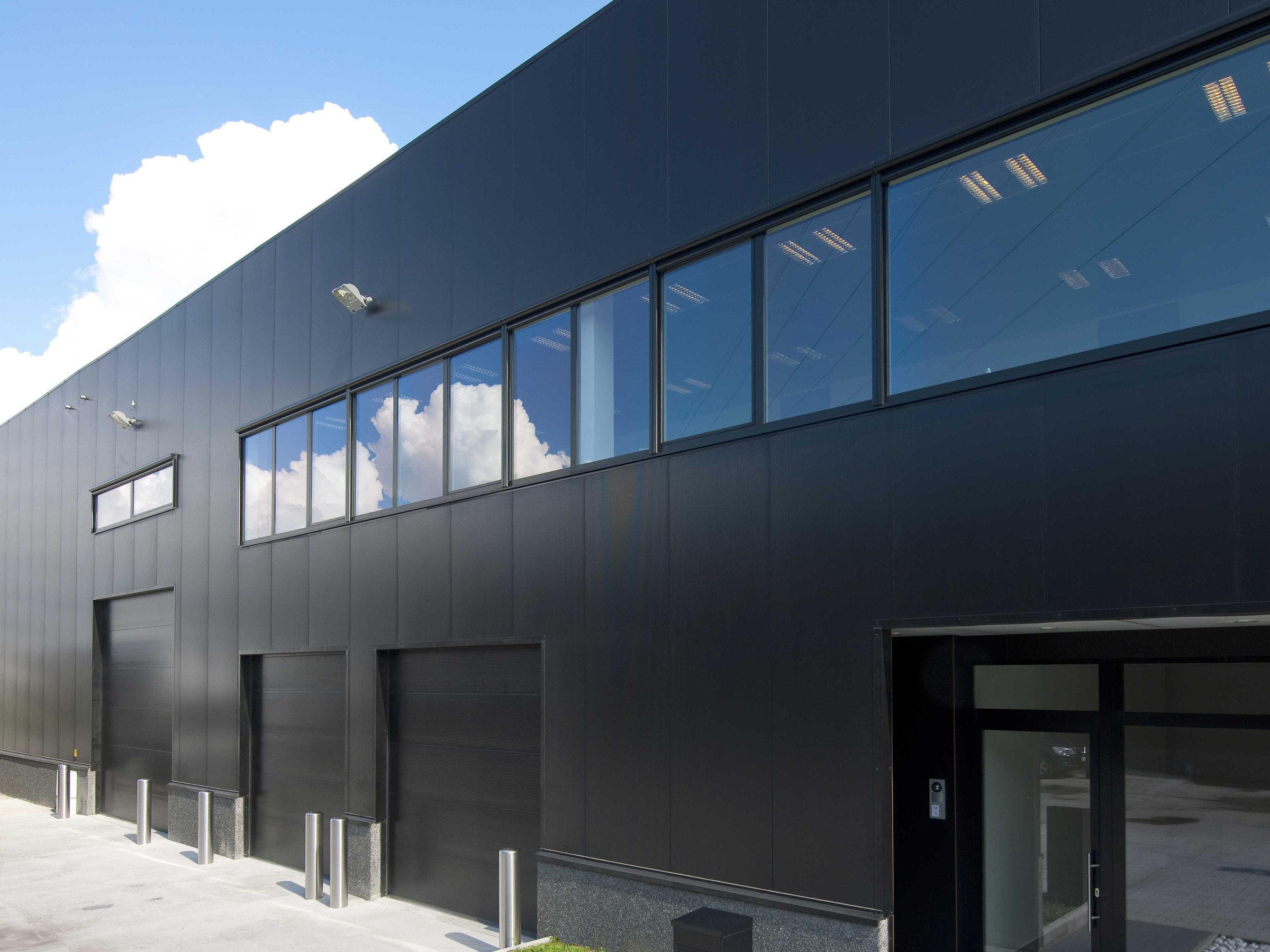 Gevel van een afgewerkt bedrijfsgebouw met kantoorzone