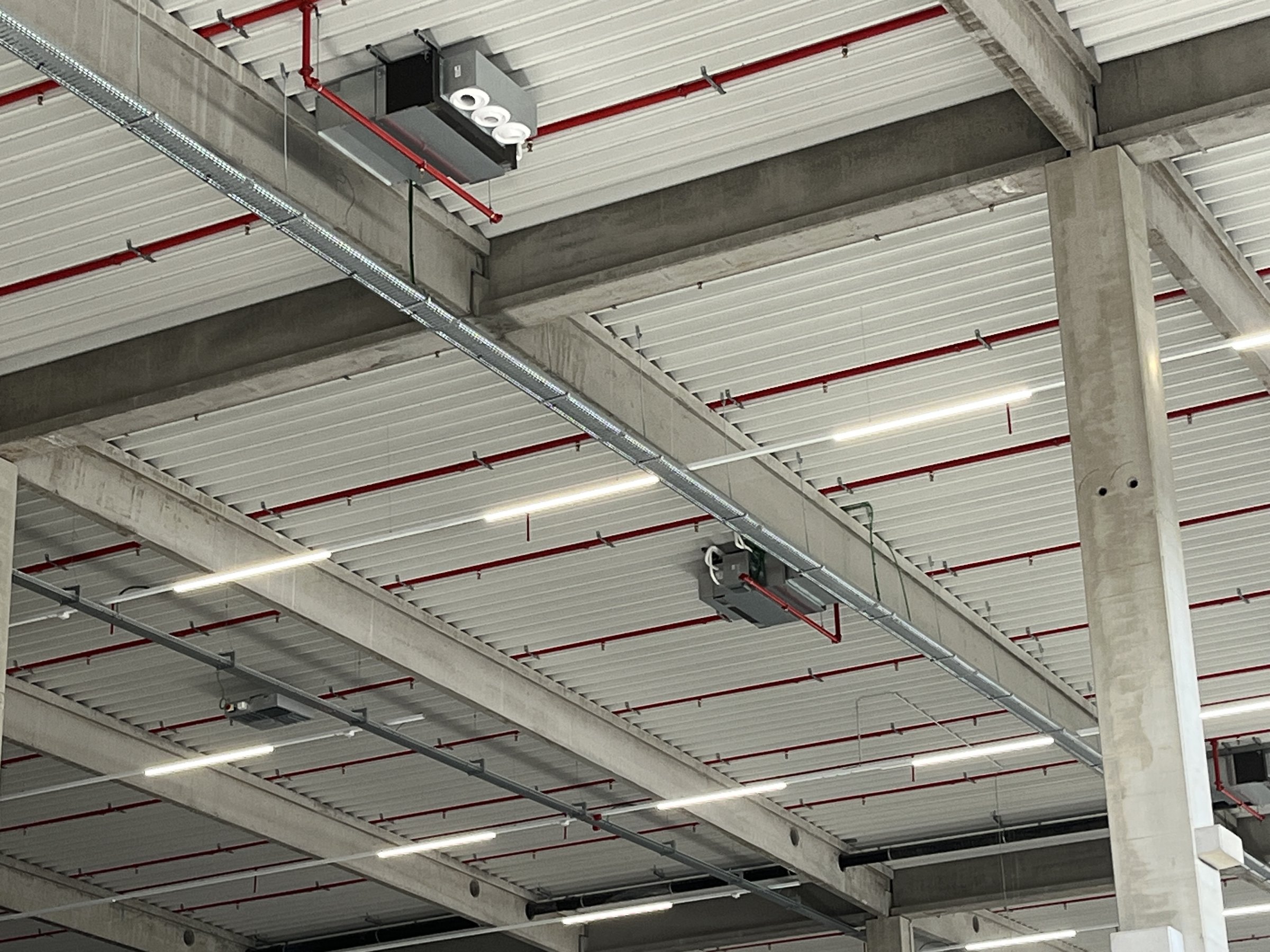 Kanaalunit en destratificator onder een magazijndak