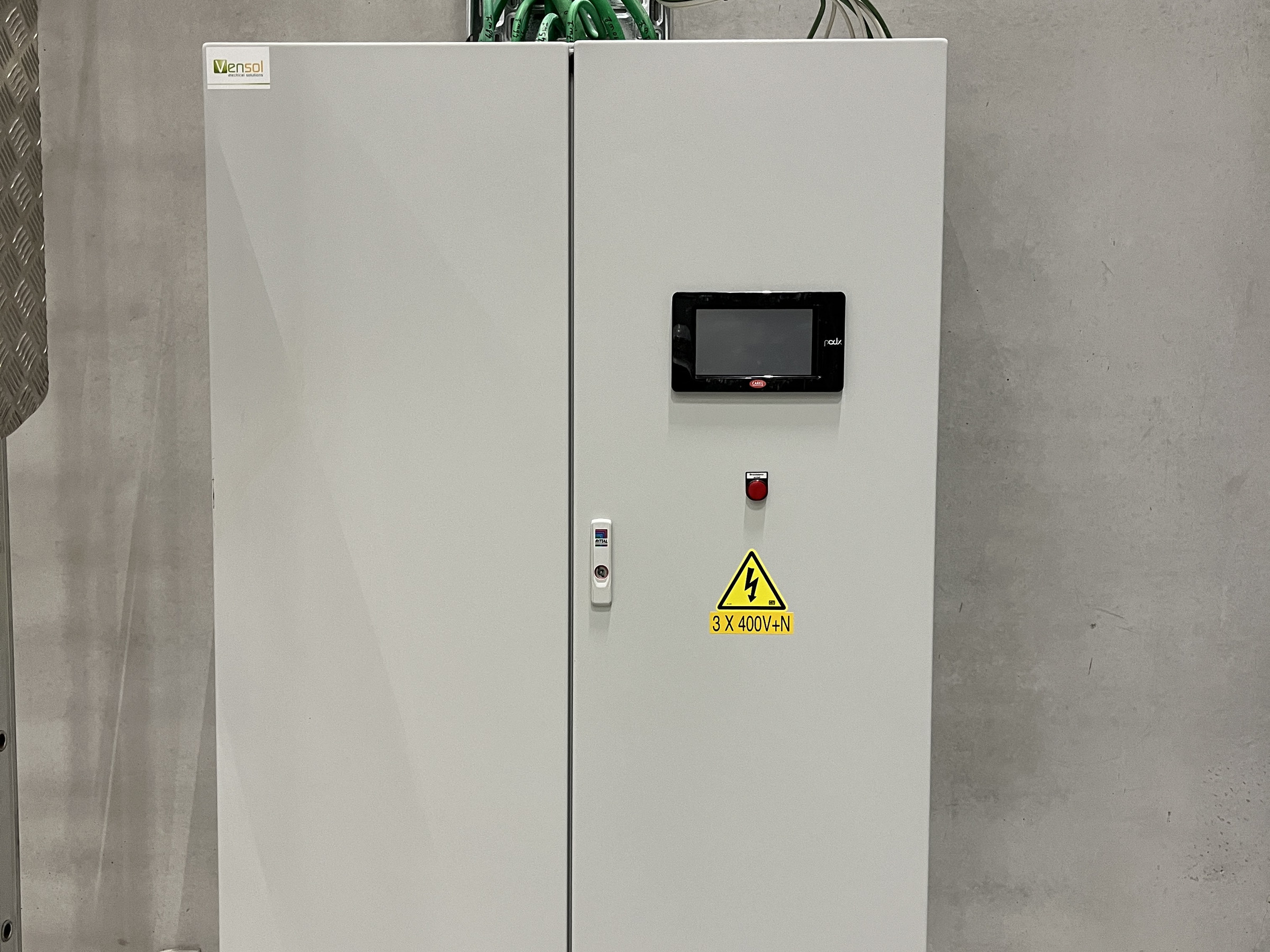 Regelkast met touchscreenbediening voor het gebouwbeheersysteem