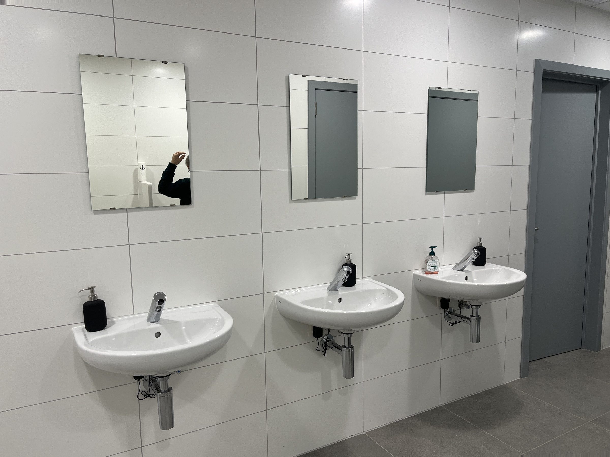 Wastafelrij in een afgewerkte sanitaire ruimte