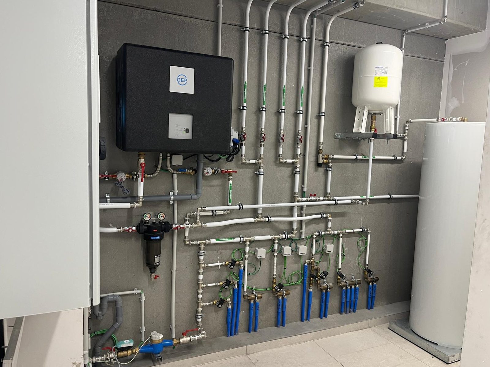 Technische ruimte met sanitaire verdeling, regenwaterrecuperatie en boiler